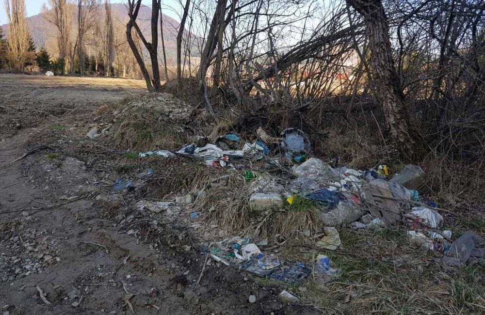 Neporiadok v okolí rieky Kysuca pri mestskej časti Brodno, foto 2