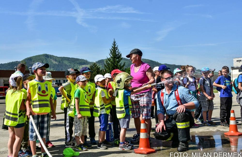 Hasiči priblížili svoju prácu takmer 250 deťom, ktoré prišli na DOD v SOŠ požiarnej ochrany v Žiline, foto 1