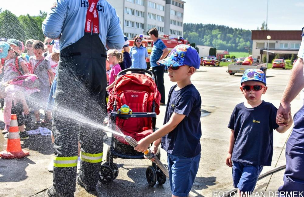 Hasiči priblížili svoju prácu takmer 250 deťom, ktoré prišli na DOD v SOŠ požiarnej ochrany v Žiline, foto 16