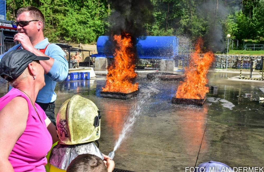 Hasiči priblížili svoju prácu takmer 250 deťom, ktoré prišli na DOD v SOŠ požiarnej ochrany v Žiline, foto 21