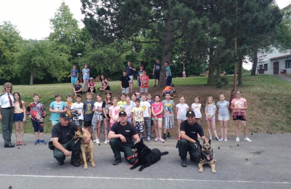 Žilinskí policajti so špeciálne vycvičenými psami navštívili deti počas školy v prírode, foto 8