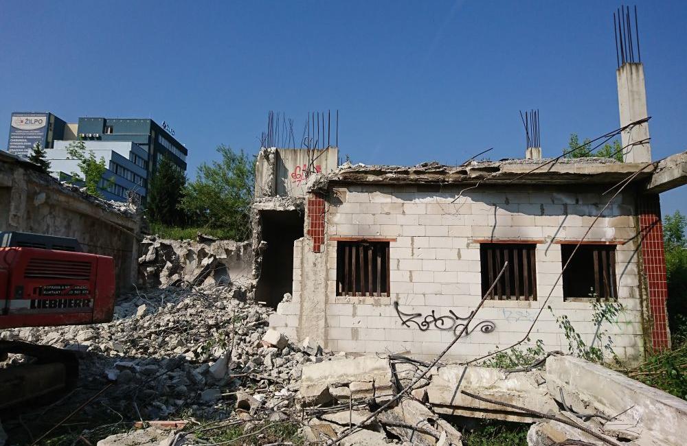 Asanácia starej opustenej budovy na sídlisku Vlčince, foto 1