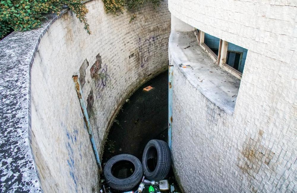 Schátrané bývalé verejné toalety na Nešporovej ulici v Žiline, foto 1