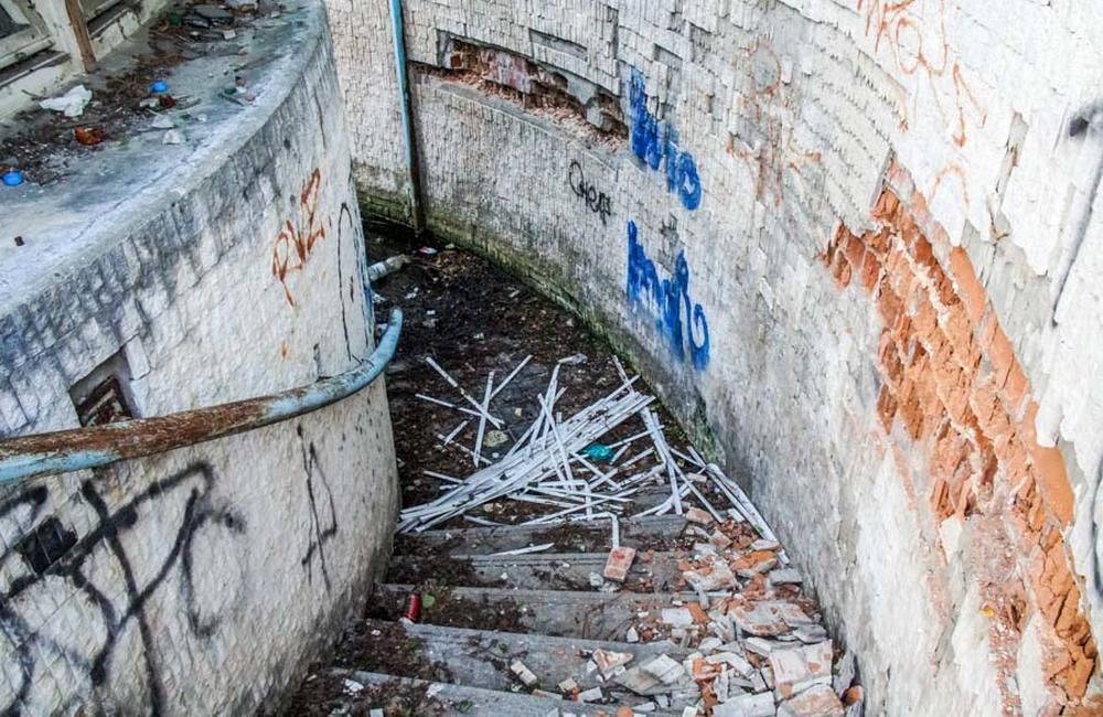 Schátrané bývalé verejné toalety na Nešporovej ulici v Žiline, foto 12