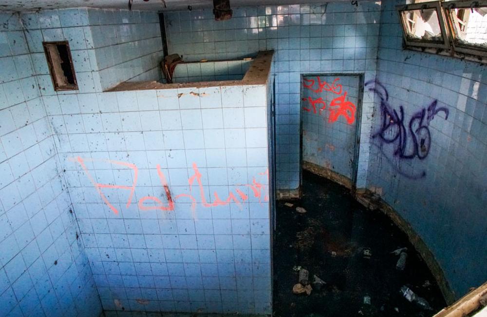 Schátrané bývalé verejné toalety na Nešporovej ulici v Žiline, foto 10