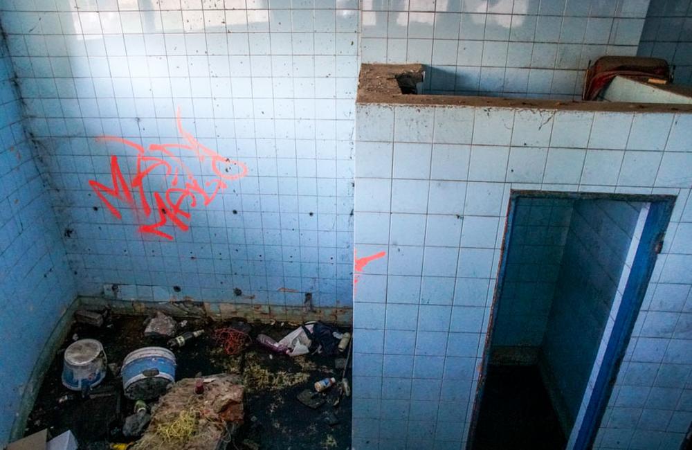 Schátrané bývalé verejné toalety na Nešporovej ulici v Žiline, foto 14