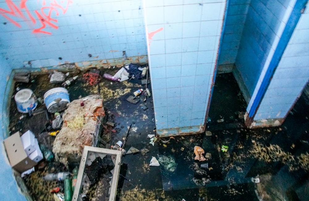 Schátrané bývalé verejné toalety na Nešporovej ulici v Žiline, foto 15