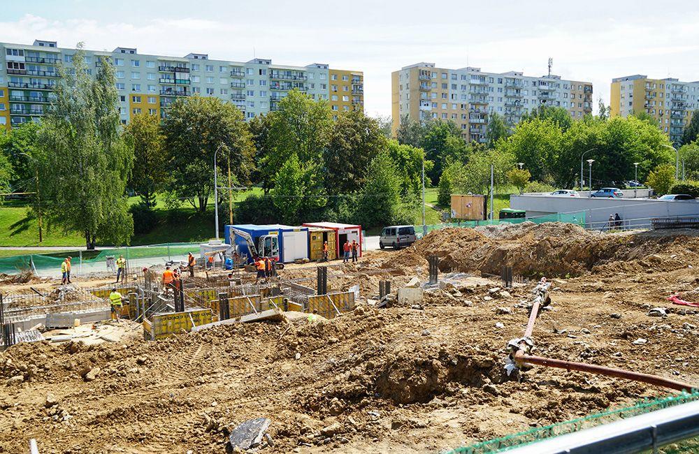 FOTO: Výstavba bytového domu na Obchodnej ulici na Vlčincoch je v plnom prúde, foto 2
