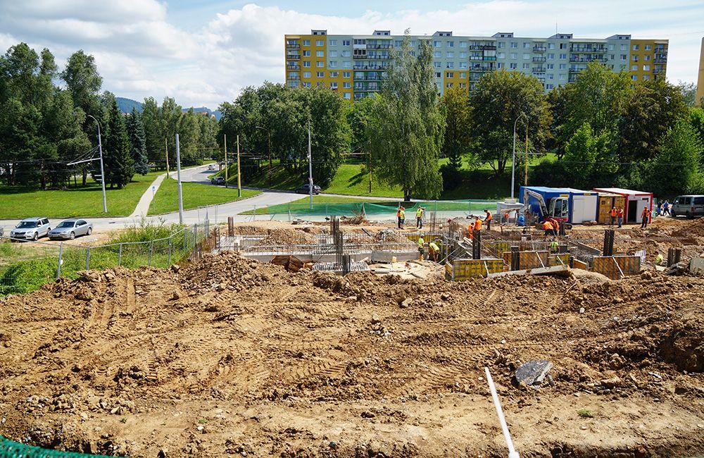 FOTO: Výstavba bytového domu na Obchodnej ulici na Vlčincoch je v plnom prúde, foto 3