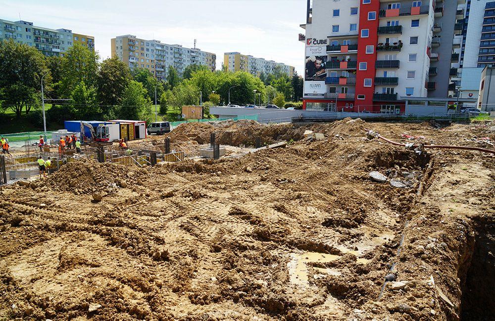 FOTO: Výstavba bytového domu na Obchodnej ulici na Vlčincoch je v plnom prúde, foto 5