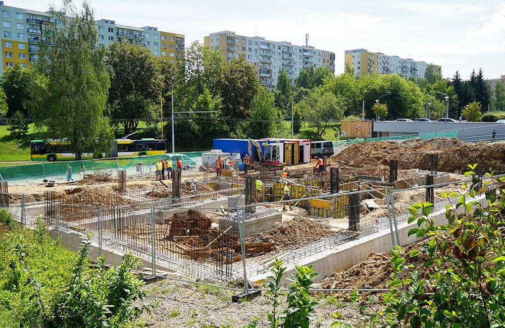 FOTO: Výstavba bytového domu na Obchodnej ulici na Vlčincoch je v plnom prúde, foto 6