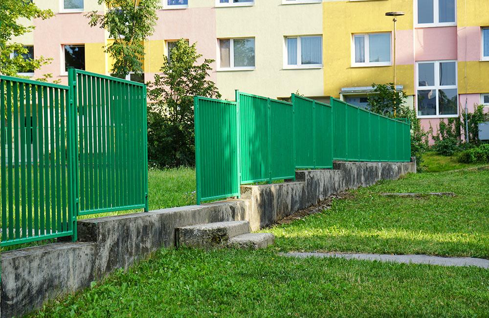 Nový plot pri základnej škole na ulici Limbová, sídlisko Solinky, foto 4