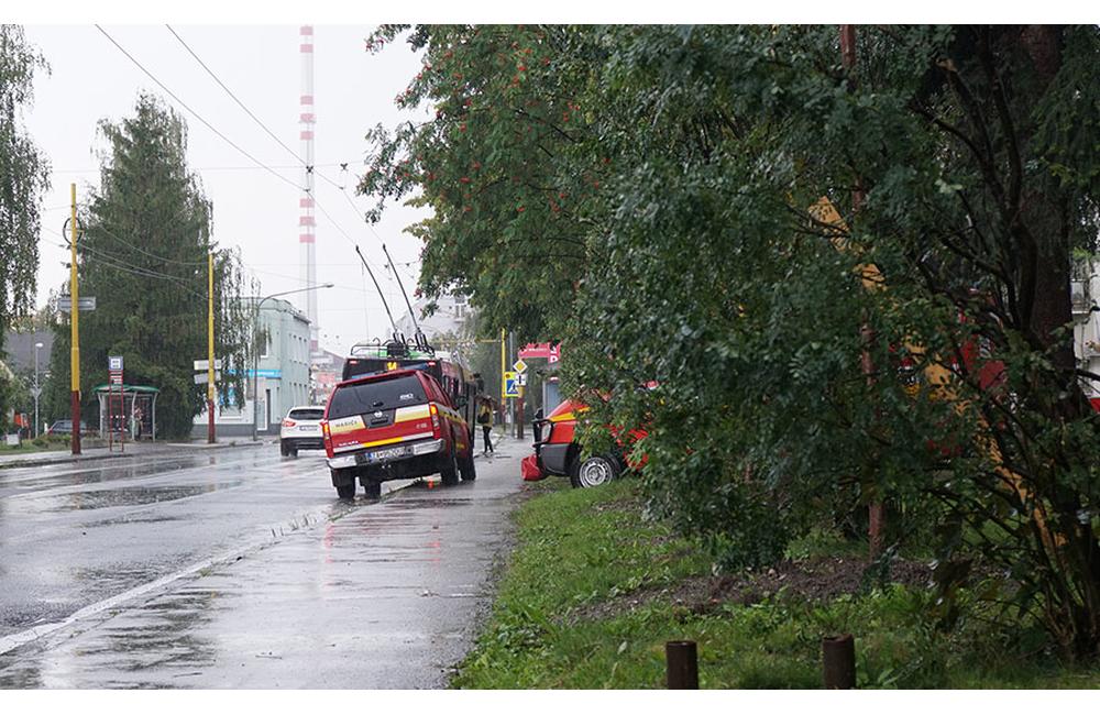 FOTO: Žilinou sa prehnala búrka, na Predmestskej ulici popadali stromy na autá, foto 5