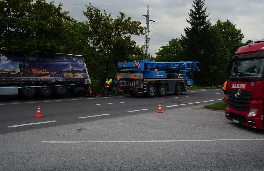 FOTO: Práve prebieha vyťahovanie kamióna z priekopy na Šibeniciach, foto 2