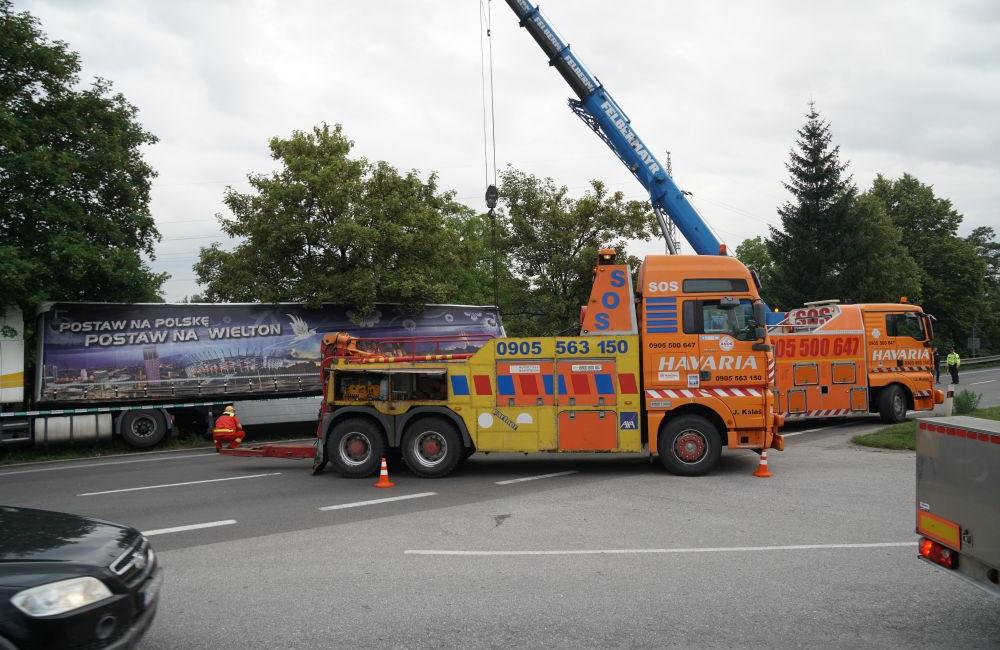 FOTO: Práve prebieha vyťahovanie kamióna z priekopy na Šibeniciach, foto 3