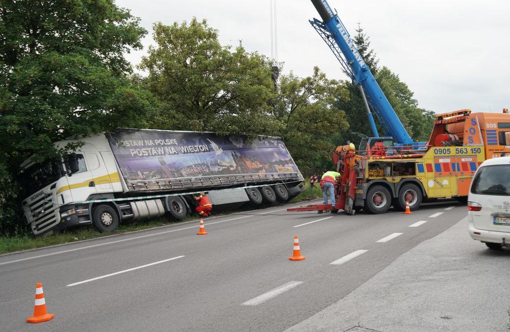 FOTO: Práve prebieha vyťahovanie kamióna z priekopy na Šibeniciach, foto 4