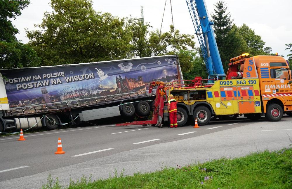 FOTO: Práve prebieha vyťahovanie kamióna z priekopy na Šibeniciach, foto 8
