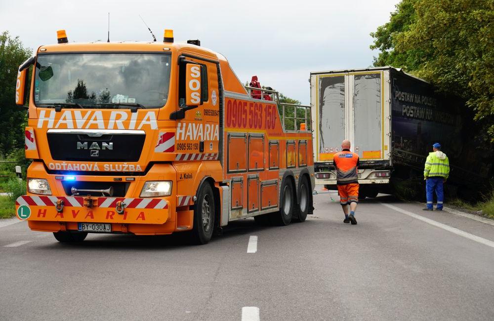 FOTO: Práve prebieha vyťahovanie kamióna z priekopy na Šibeniciach, foto 10