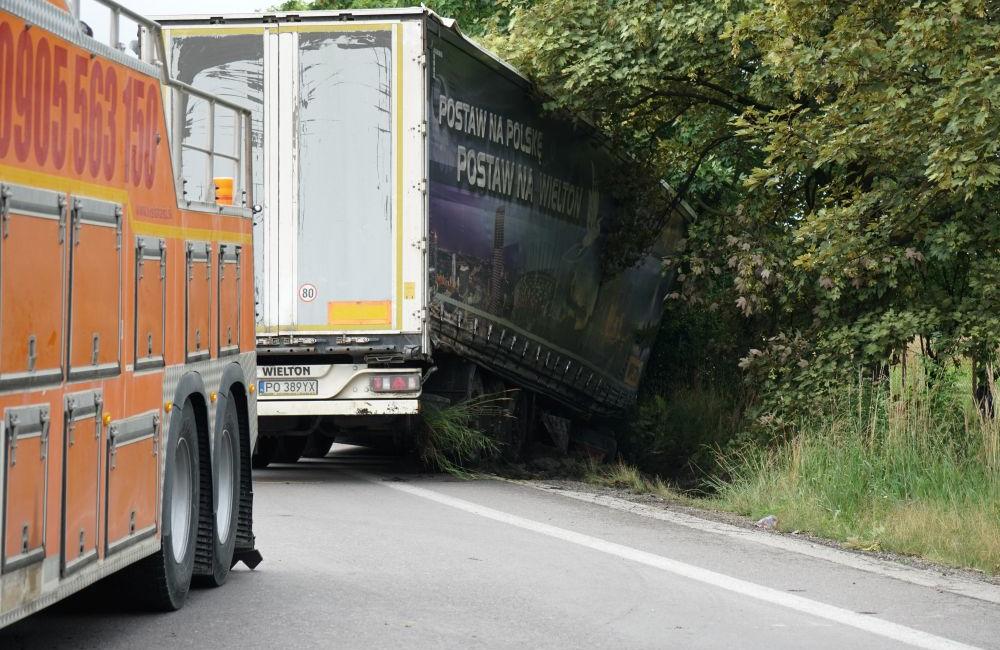 FOTO: Práve prebieha vyťahovanie kamióna z priekopy na Šibeniciach, foto 11