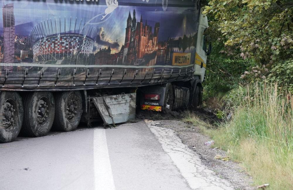 FOTO: Práve prebieha vyťahovanie kamióna z priekopy na Šibeniciach, foto 12