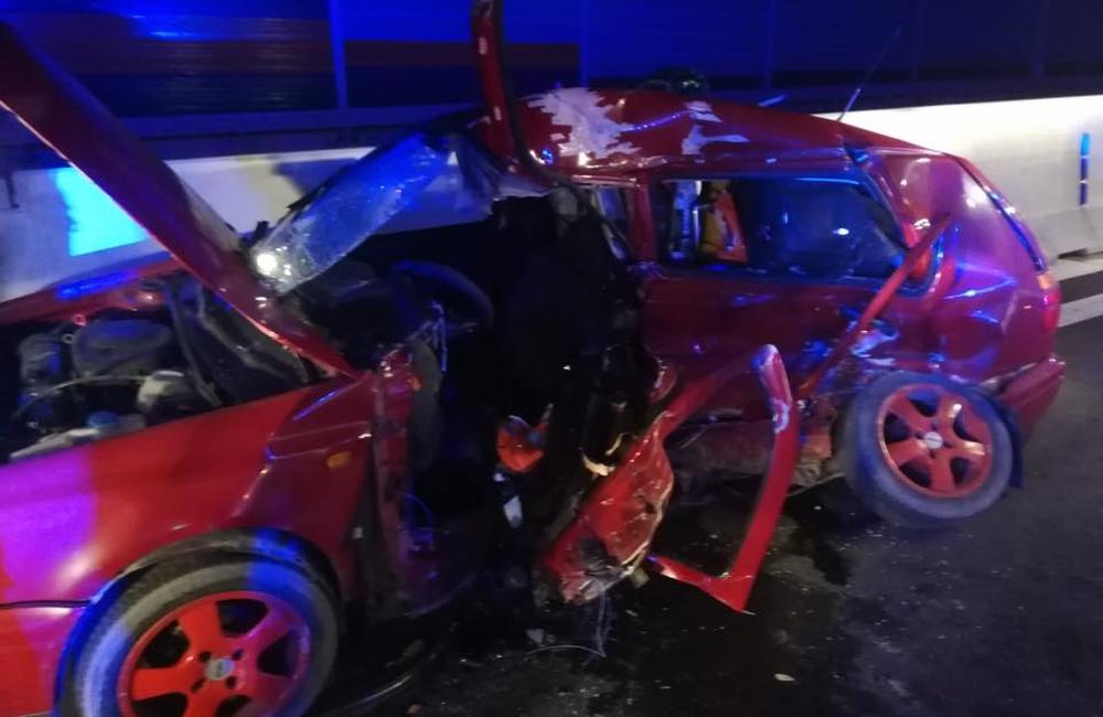 FOTO: K nehode pri tuneli Považský Chlmec došlo počas otáčania auta do protismeru, foto 2