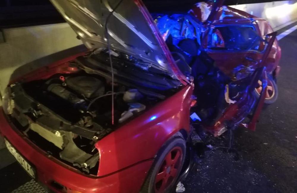 FOTO: K nehode pri tuneli Považský Chlmec došlo počas otáčania auta do protismeru, foto 3