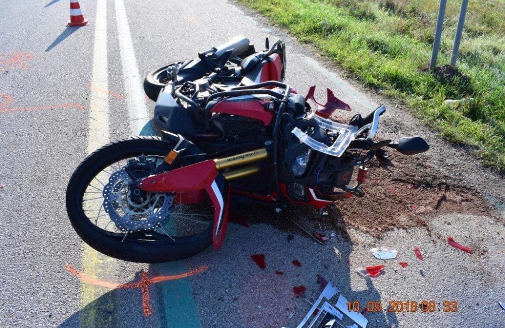 Dopravná nehoda motocyklistu a osobného auta v Tepličke nad Váhom 10.10.2018, foto 4
