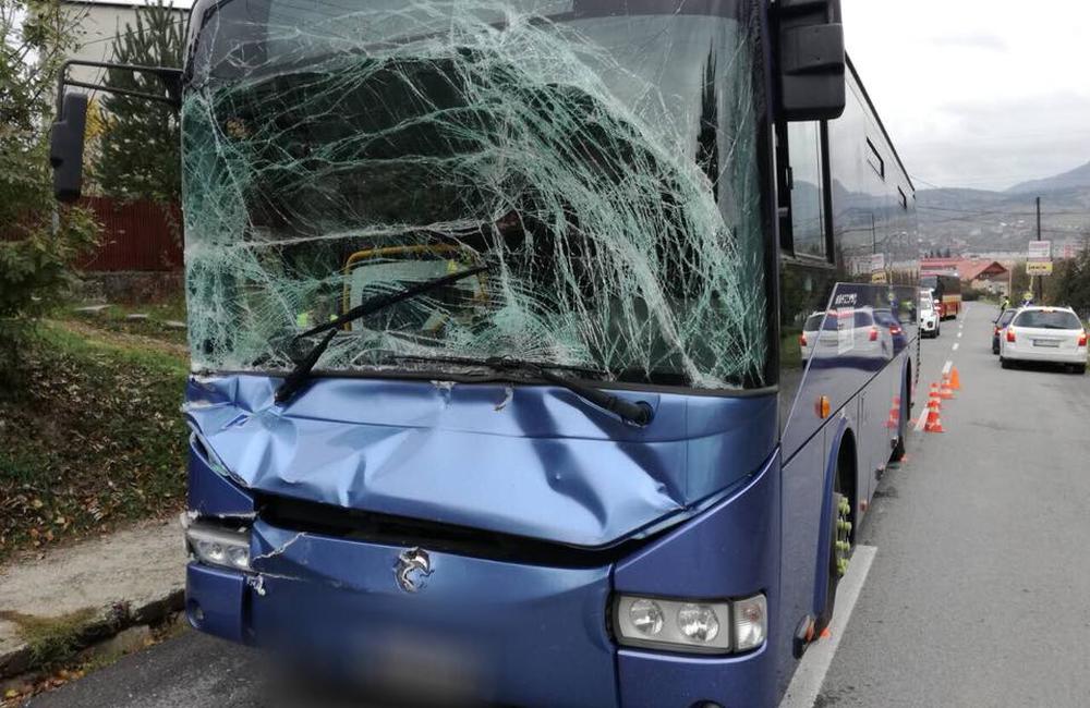 Dopravná nehoda autobusu a nákladného  auta v Kysuckom Novom Meste 26.10.2018, foto 1