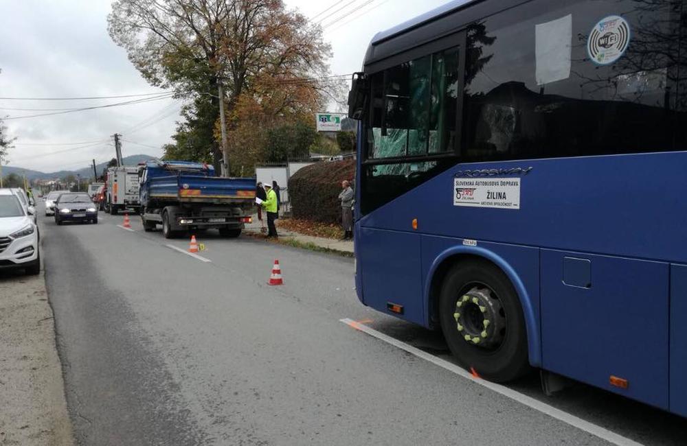 Dopravná nehoda autobusu a nákladného  auta v Kysuckom Novom Meste 26.10.2018, foto 3