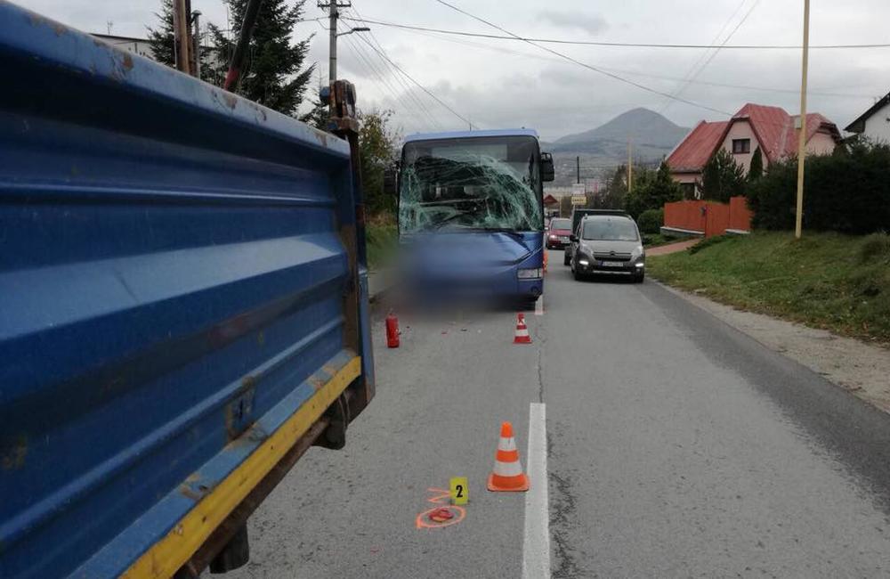 Dopravná nehoda autobusu a nákladného  auta v Kysuckom Novom Meste 26.10.2018, foto 2
