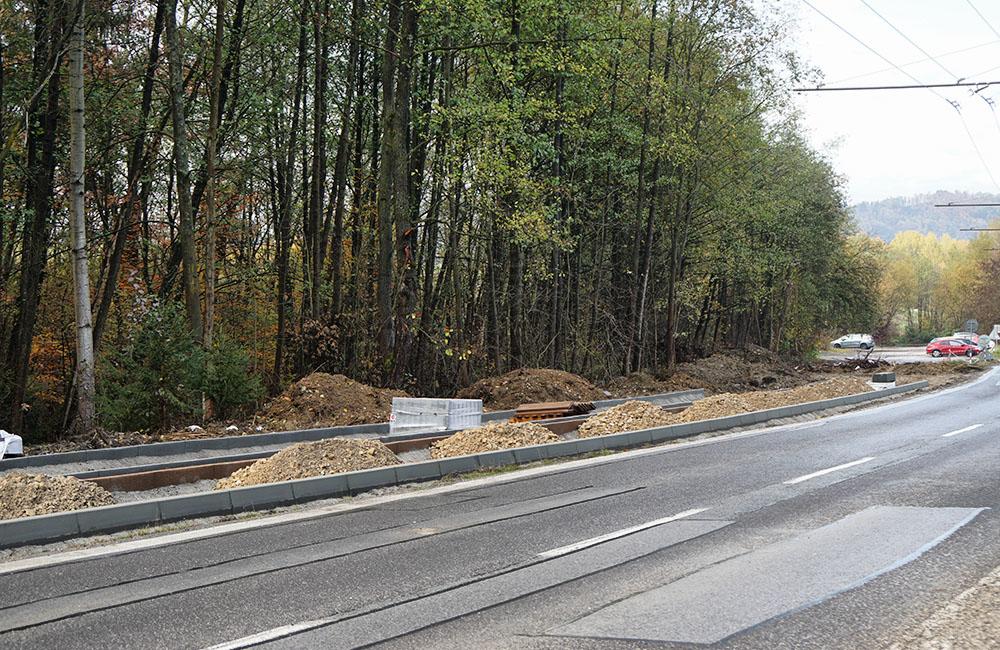 FOTO: Práce na výstavbe chodníka a cyklochodníka medzi sídliskami Solinky a Vlčince, foto 6