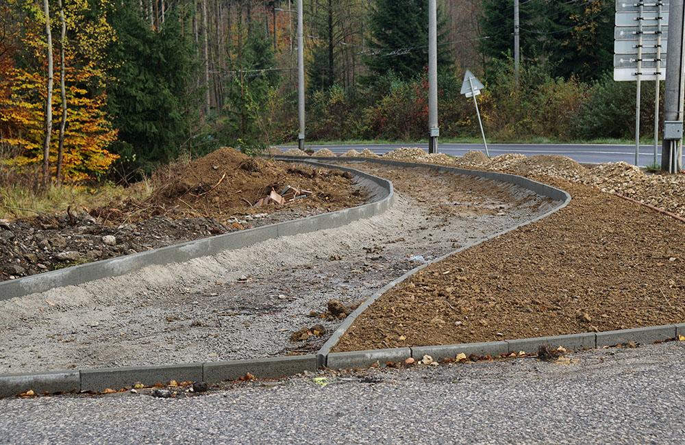 FOTO: Práce na výstavbe chodníka a cyklochodníka medzi sídliskami Solinky a Vlčince, foto 7