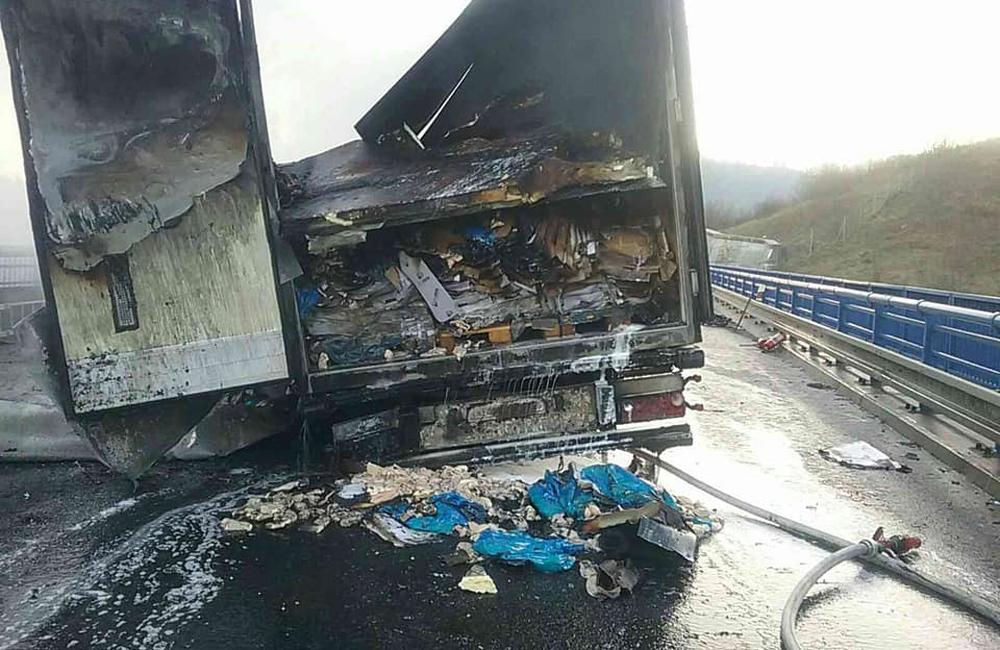 Dopravná nehoda kamióna a osobného auta na Orave 10.11.2018, foto 2