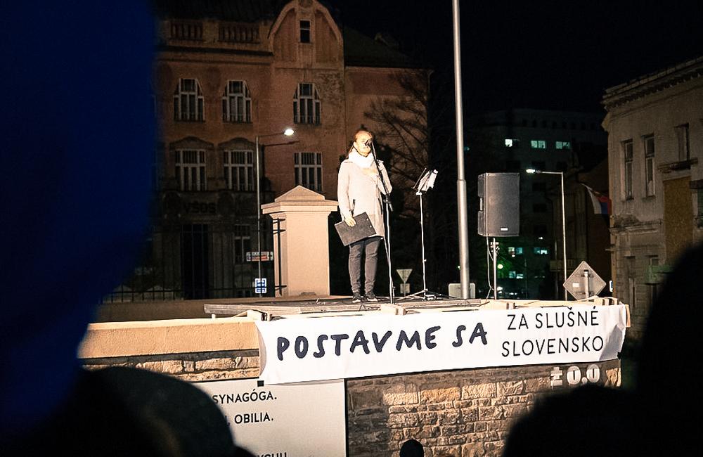 FOTO: V predvečer novembra 89 v Žiline pochodovalo Za slušné Slovensko približne 600 ľudí , foto 3