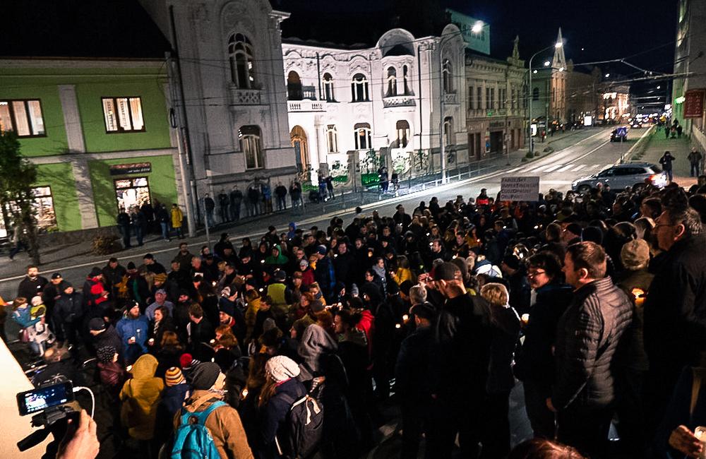 FOTO: V predvečer novembra 89 v Žiline pochodovalo Za slušné Slovensko približne 600 ľudí , foto 4