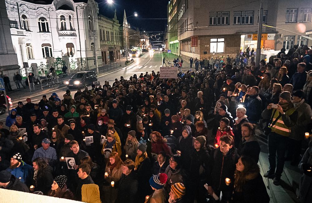 FOTO: V predvečer novembra 89 v Žiline pochodovalo Za slušné Slovensko približne 600 ľudí , foto 10