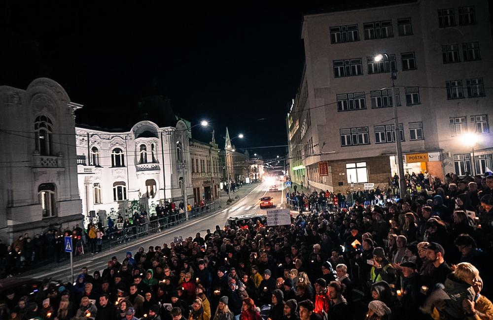 FOTO: V predvečer novembra 89 v Žiline pochodovalo Za slušné Slovensko približne 600 ľudí , foto 14
