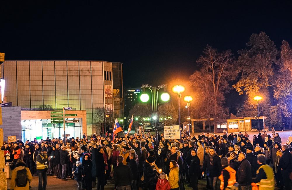 FOTO: V predvečer novembra 89 v Žiline pochodovalo Za slušné Slovensko približne 600 ľudí , foto 25
