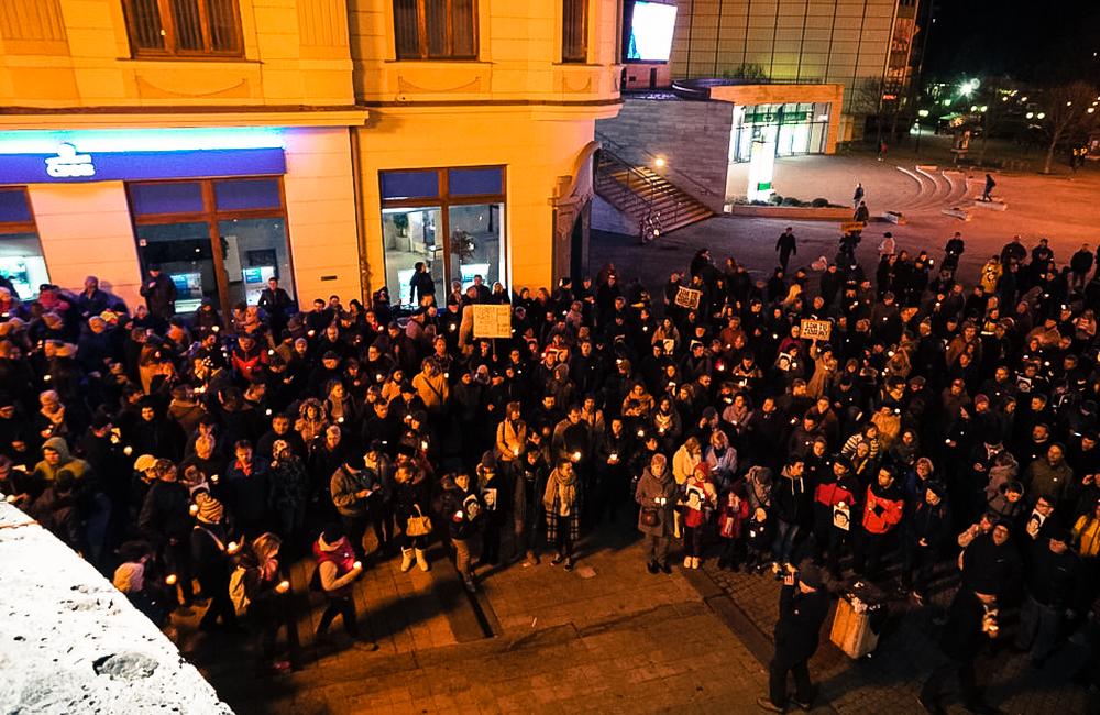 FOTO: V predvečer novembra 89 v Žiline pochodovalo Za slušné Slovensko približne 600 ľudí , foto 26