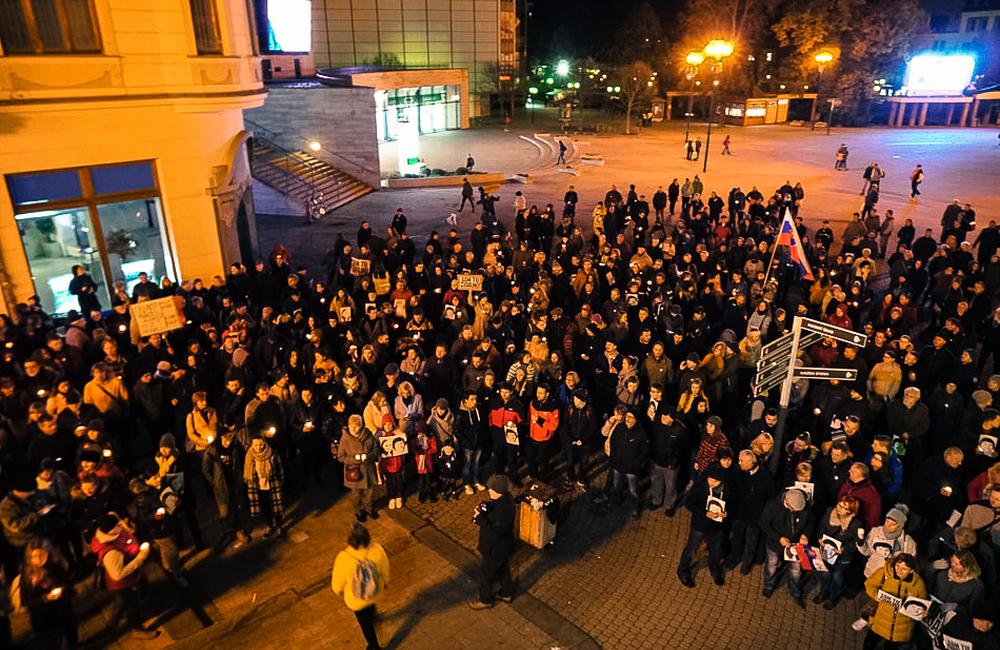 FOTO: V predvečer novembra 89 v Žiline pochodovalo Za slušné Slovensko približne 600 ľudí , foto 27