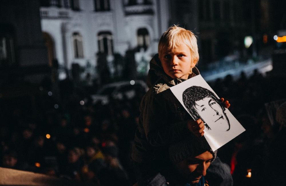 FOTO: V predvečer novembra 89 v Žiline pochodovalo Za slušné Slovensko približne 600 ľudí , foto 37