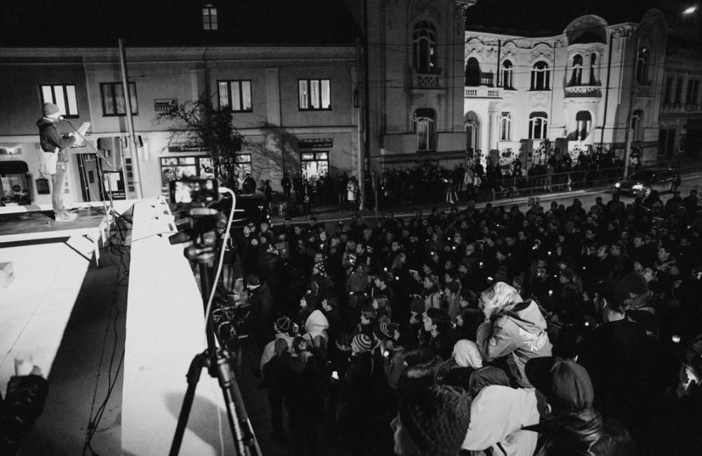 FOTO: V predvečer novembra 89 v Žiline pochodovalo Za slušné Slovensko približne 600 ľudí , foto 38