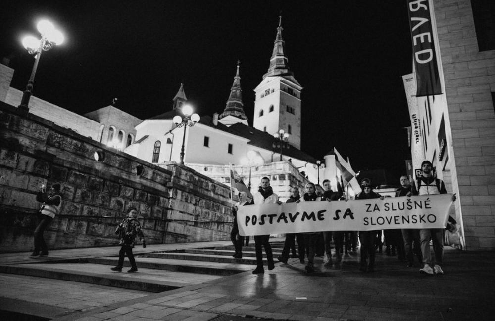 FOTO: V predvečer novembra 89 v Žiline pochodovalo Za slušné Slovensko približne 600 ľudí , foto 41