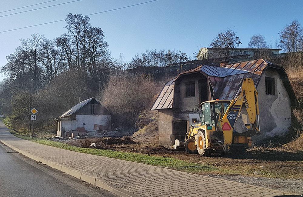 FOTO: Na Rosinskej ceste bol zbúraný prvý z dvojice opustených domov, foto 1