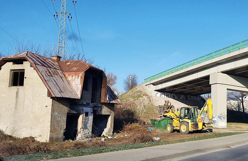 FOTO: Na Rosinskej ceste bol zbúraný prvý z dvojice opustených domov, foto 4