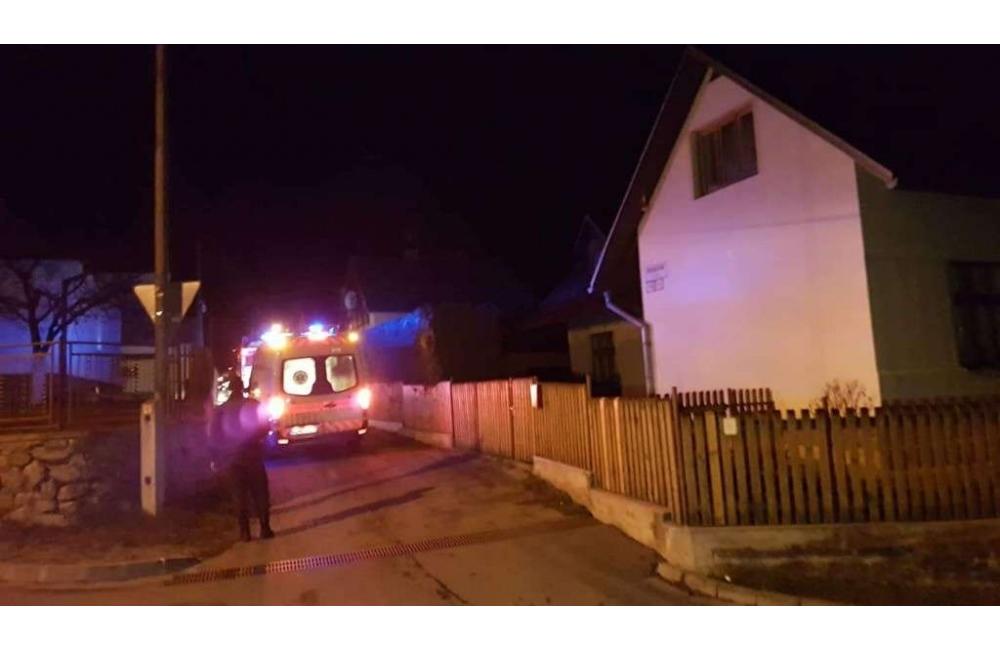 AKTUÁLNE: V rodinnom dome v Trnovom došlo k výbuchu, zasahujú všetky záchranné zložky, foto 4