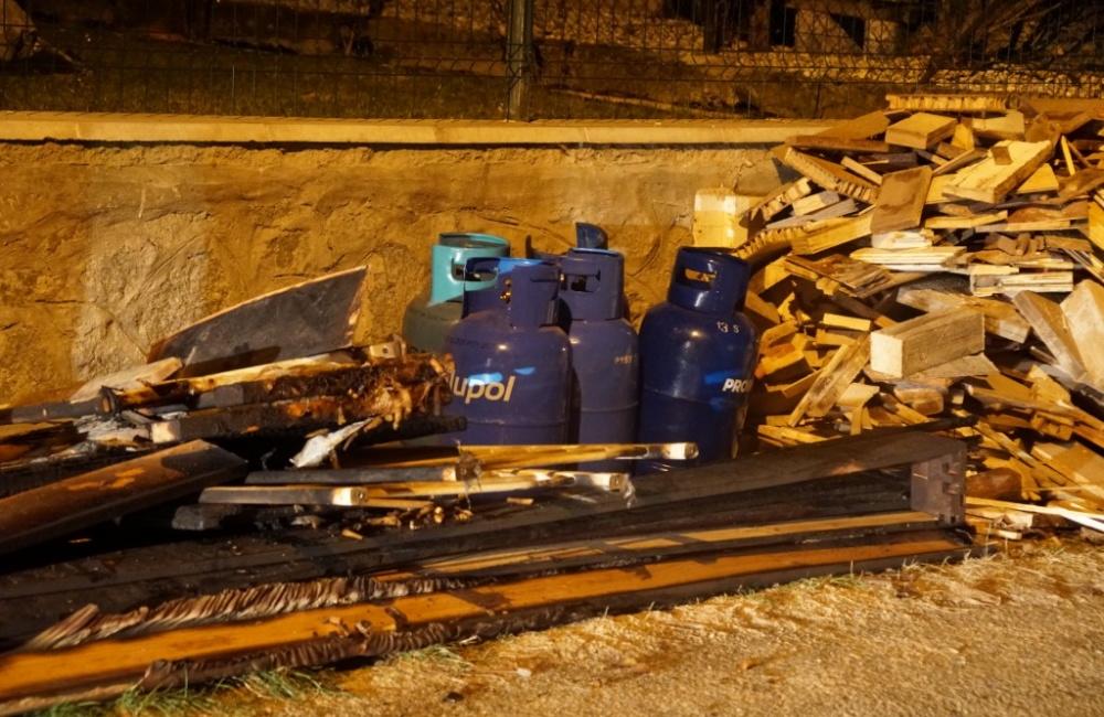 AKTUÁLNE: V rodinnom dome v Trnovom došlo k výbuchu, zasahujú všetky záchranné zložky, foto 5