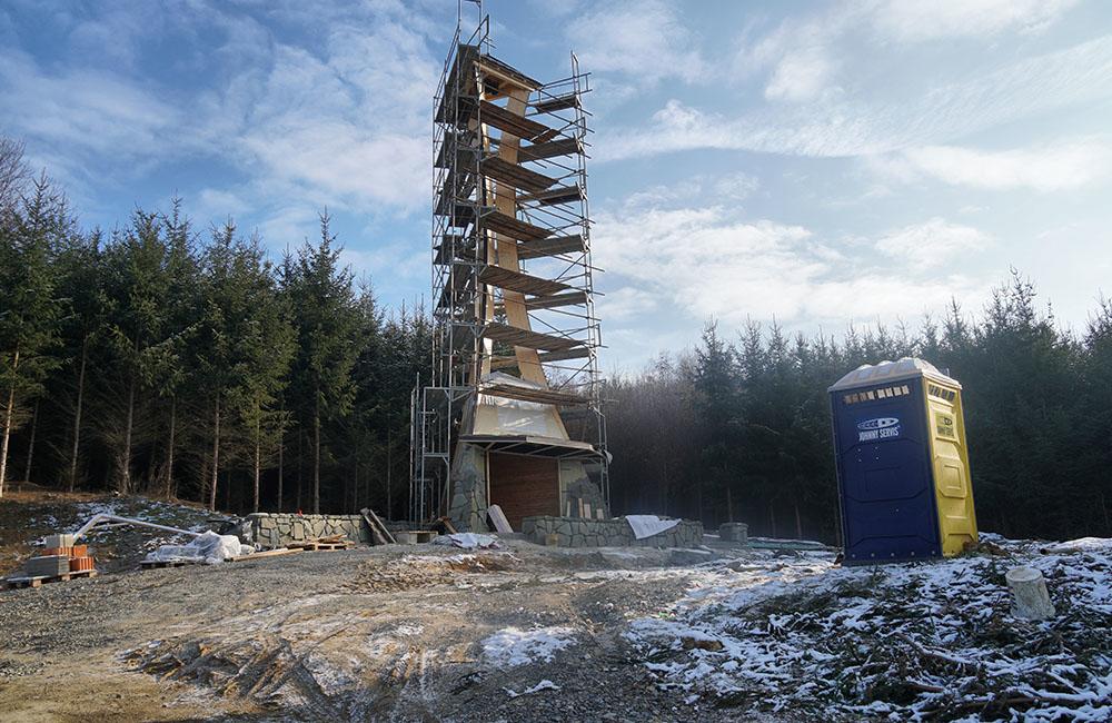 FOTO: V Trnovom stavajú zvonicu s kaplnkou svätého Juraja, foto 1