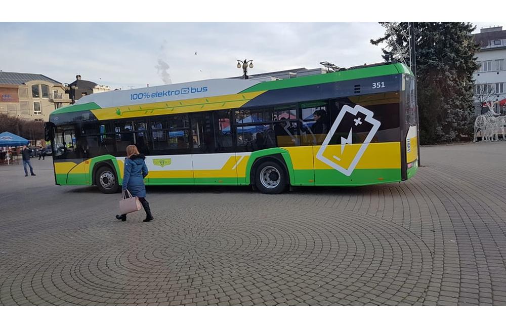 FOTO: Na Námestí Andreja Hlinku boli slávnostne odovzdané dva nové elektrobusy, foto 3
