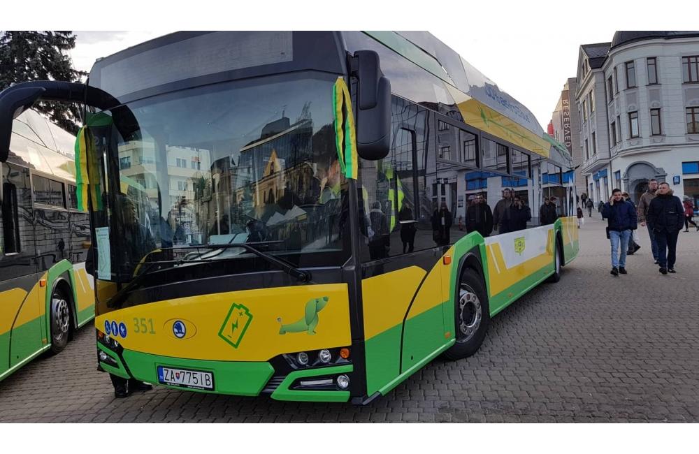 FOTO: Na Námestí Andreja Hlinku boli slávnostne odovzdané dva nové elektrobusy, foto 2